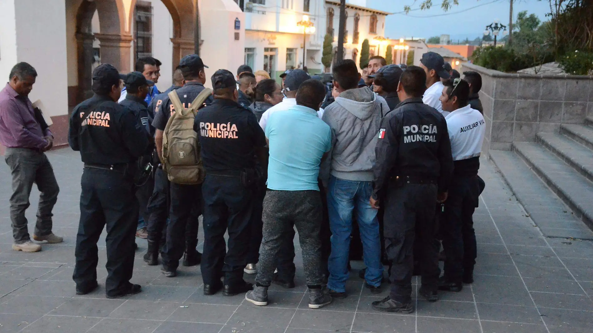 Policías de Amealco se manifestaron